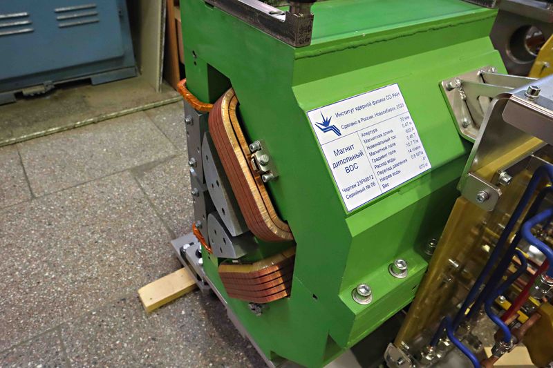 Файл:Поворотный магнит с градиентным полем.jpeg